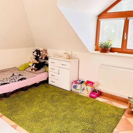 Apartman Se Zahradou 20 Minut Do Centra Prahy Ořech Exteriör bild